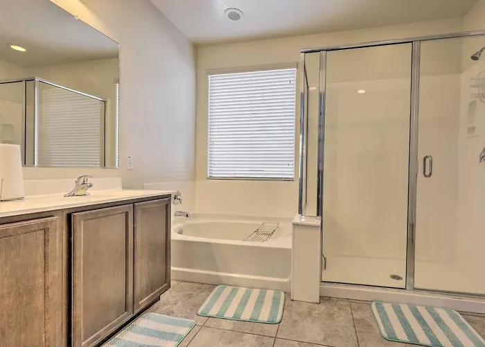 Holiday home Walk To State Farm Stadium! Family-friendly Escape *
