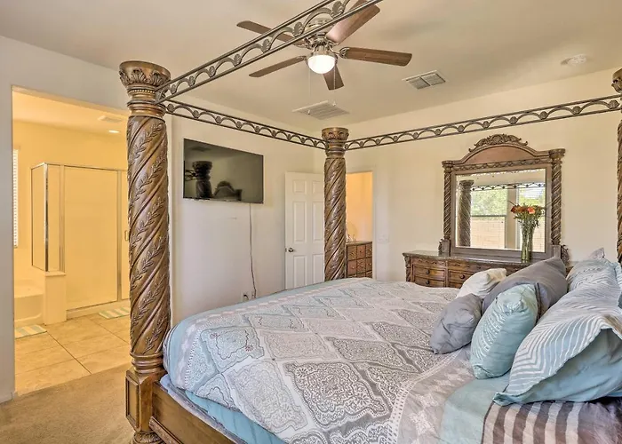 Holiday home Walk To State Farm Stadium! Family-friendly Escape *
