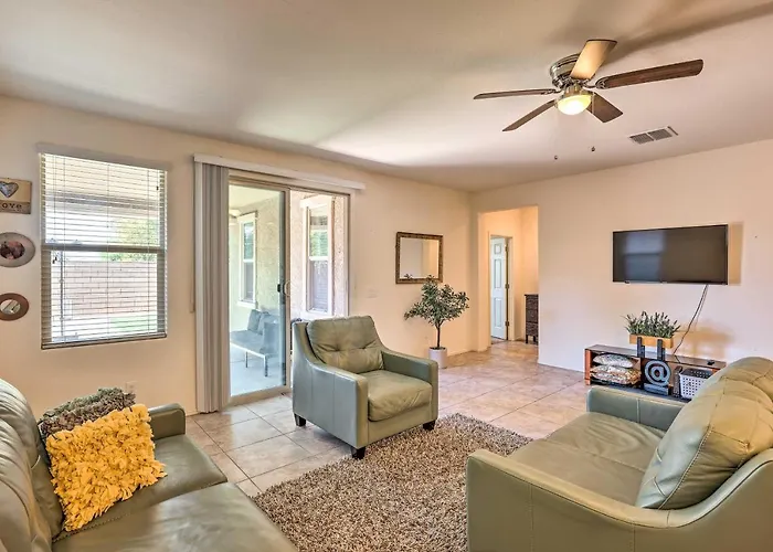 Holiday home Walk To State Farm Stadium! Family-friendly Escape *