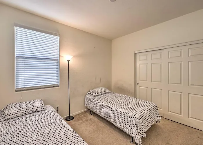 Holiday home Walk To State Farm Stadium! Family-friendly Escape