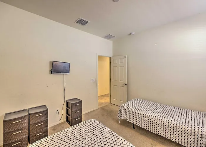 Holiday home Walk To State Farm Stadium! Family-friendly Escape Glendale