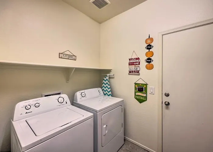 Holiday home Walk To State Farm Stadium! Family-friendly Escape Glendale