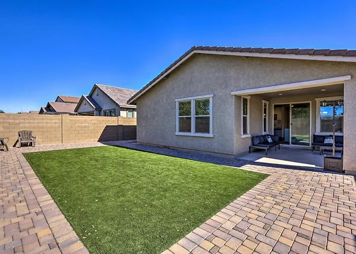 Holiday home Walk To State Farm Stadium! Family-friendly Escape Glendale