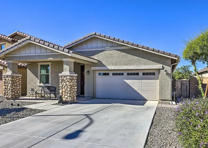 Holiday home Walk To State Farm Stadium! Family-friendly Escape Glendale
