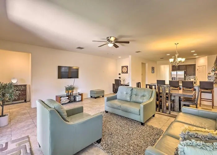 Holiday home Walk To State Farm Stadium! Family-friendly Escape Glendale