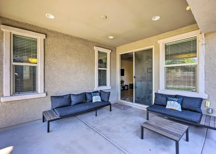 Walk To State Farm Stadium! Family-friendly Escape